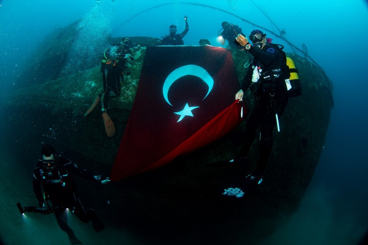 İzmir’in Karaburun ilçesinde bir grup dalgıç, kentin kurtuluşunun 102'inci yıldönümü kutlamaları...