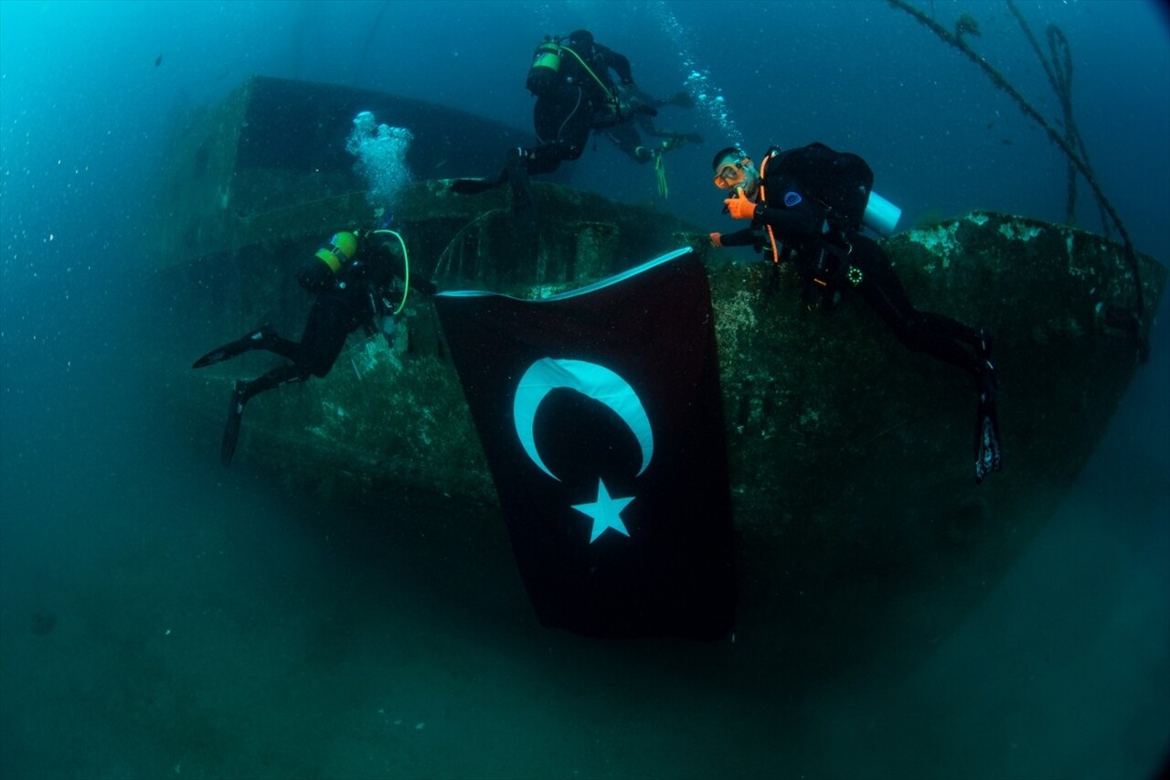 İzmir’in Karaburun ilçesinde bir grup dalgıç, kentin kurtuluşunun 102'inci yıldönümü kutlamaları...