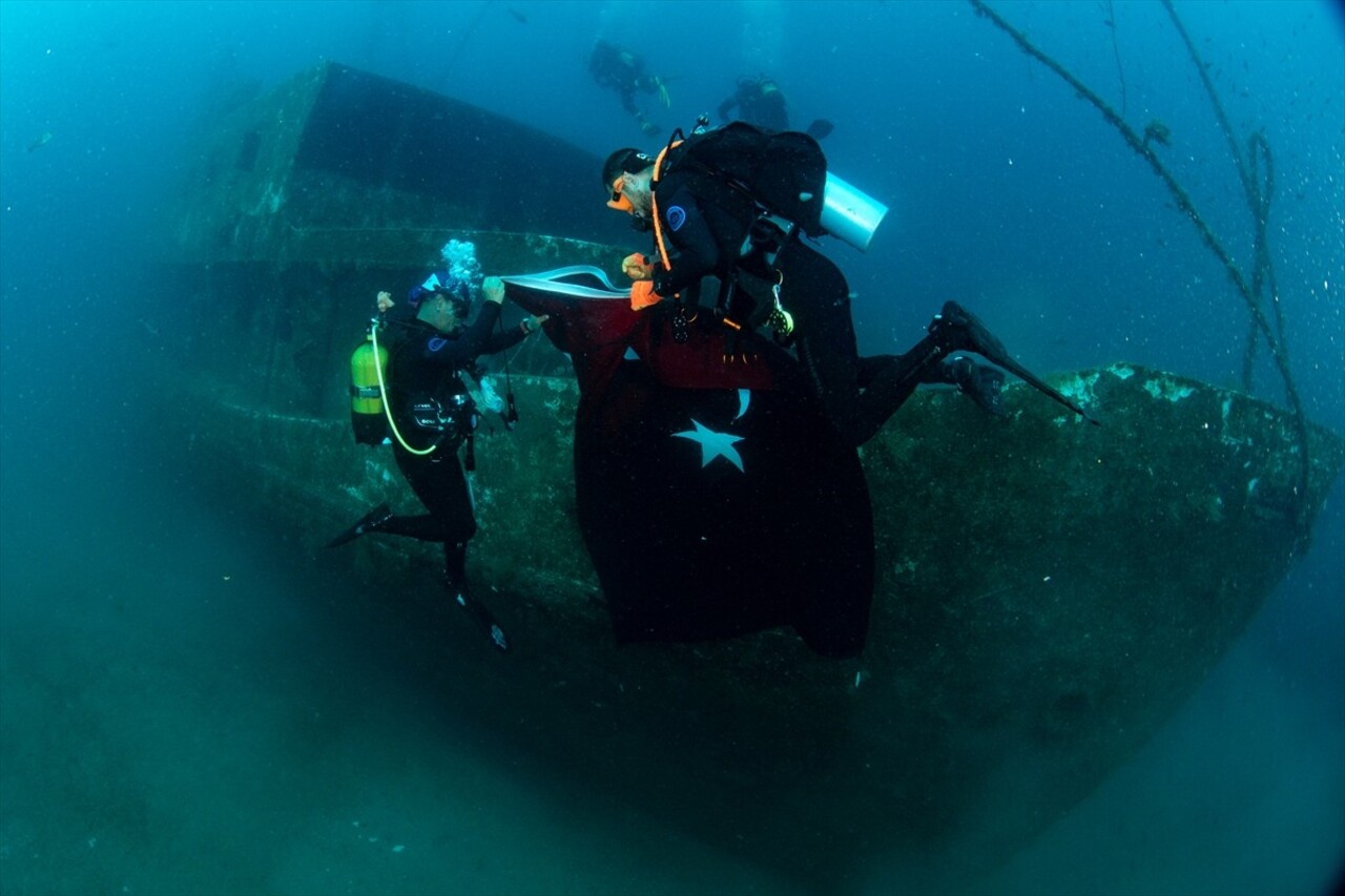 İzmir’in Karaburun ilçesinde bir grup dalgıç, kentin kurtuluşunun 102'inci yıldönümü kutlamaları...