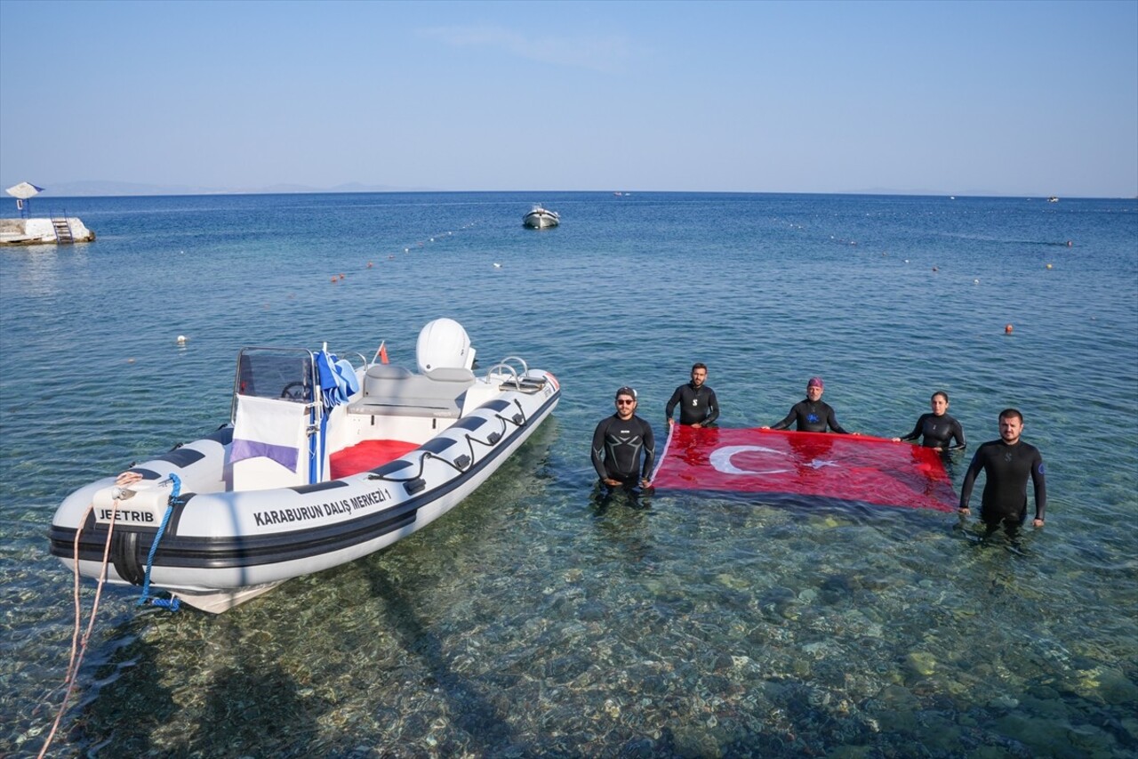 İzmir’in Karaburun ilçesinde bir grup dalgıç, kentin kurtuluşunun 102'inci yıldönümü kutlamaları...