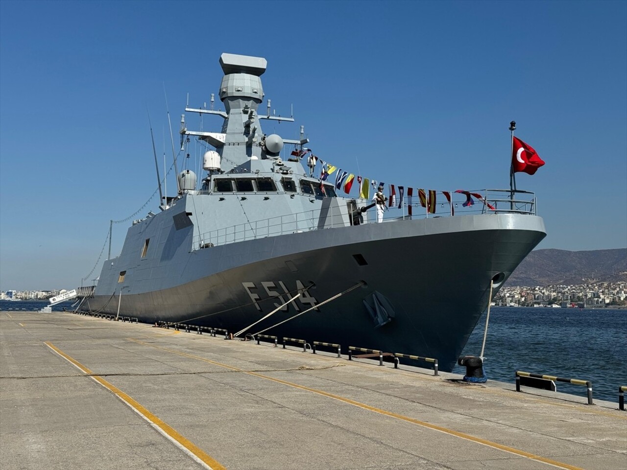 İzmir'in kurtuluşunun 102. yıl dönümü kapsamında TCG Sancaktar ve TCG Kınalıada gemileri...