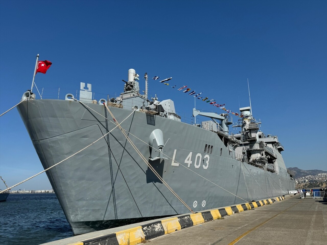 İzmir'in kurtuluşunun 102. yıl dönümü kapsamında TCG Sancaktar ve TCG Kınalıada gemileri...