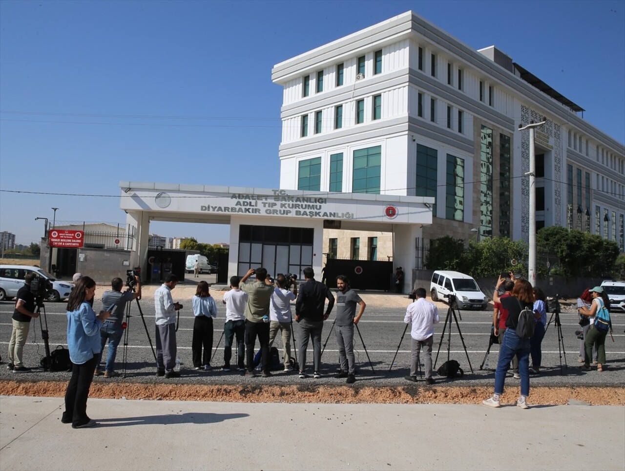 Diyarbakır'da ölü bulunan 8 yaşındaki Narin Güran'ın cenazesi, Adli Tıp Kurumunda yapılan...