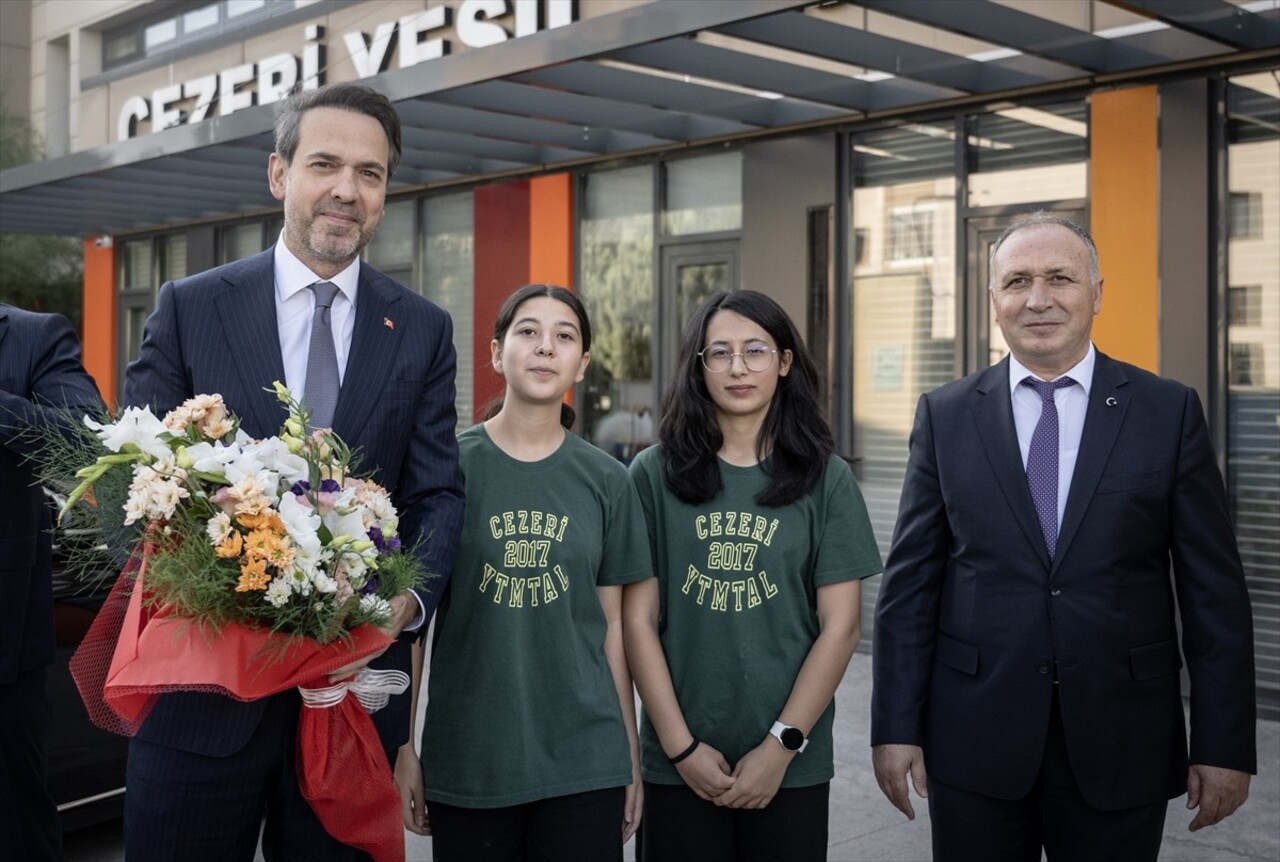 Enerji ve Tabii Kaynaklar Bakanı Alparslan Bayraktar (solda), Cezeri Yeşil Teknoloji Mesleki ve...