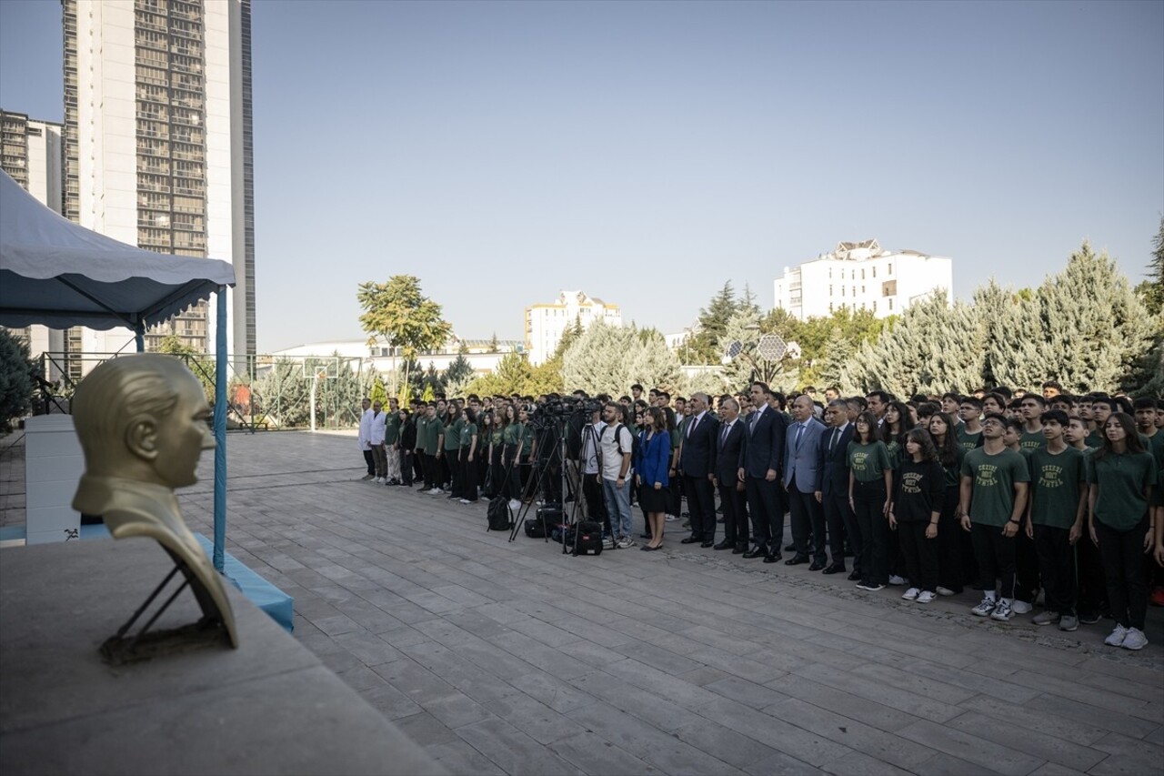 Enerji ve Tabii Kaynaklar Bakanı Alparslan Bayraktar (solda), Cezeri Yeşil Teknoloji Mesleki ve...