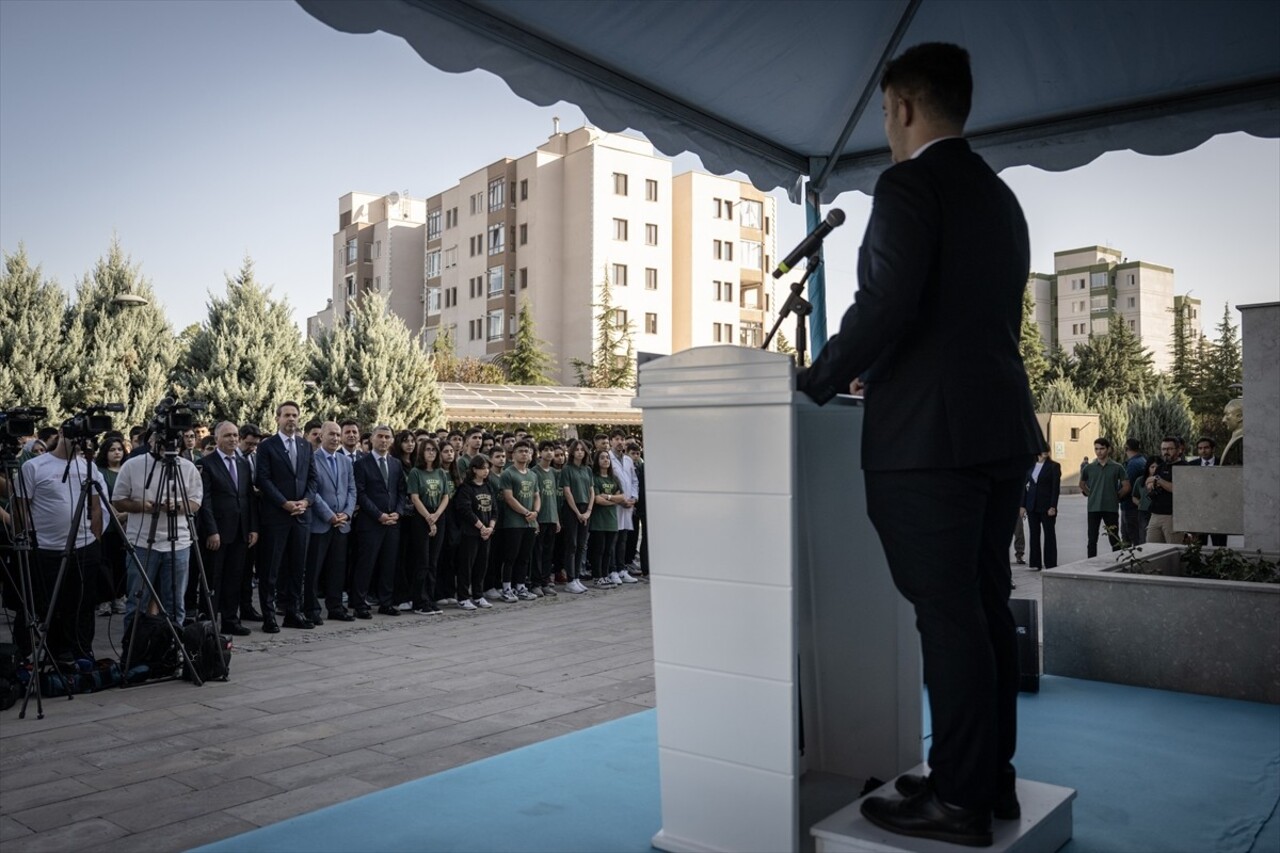 Enerji ve Tabii Kaynaklar Bakanı Alparslan Bayraktar (solda), Cezeri Yeşil Teknoloji Mesleki ve...