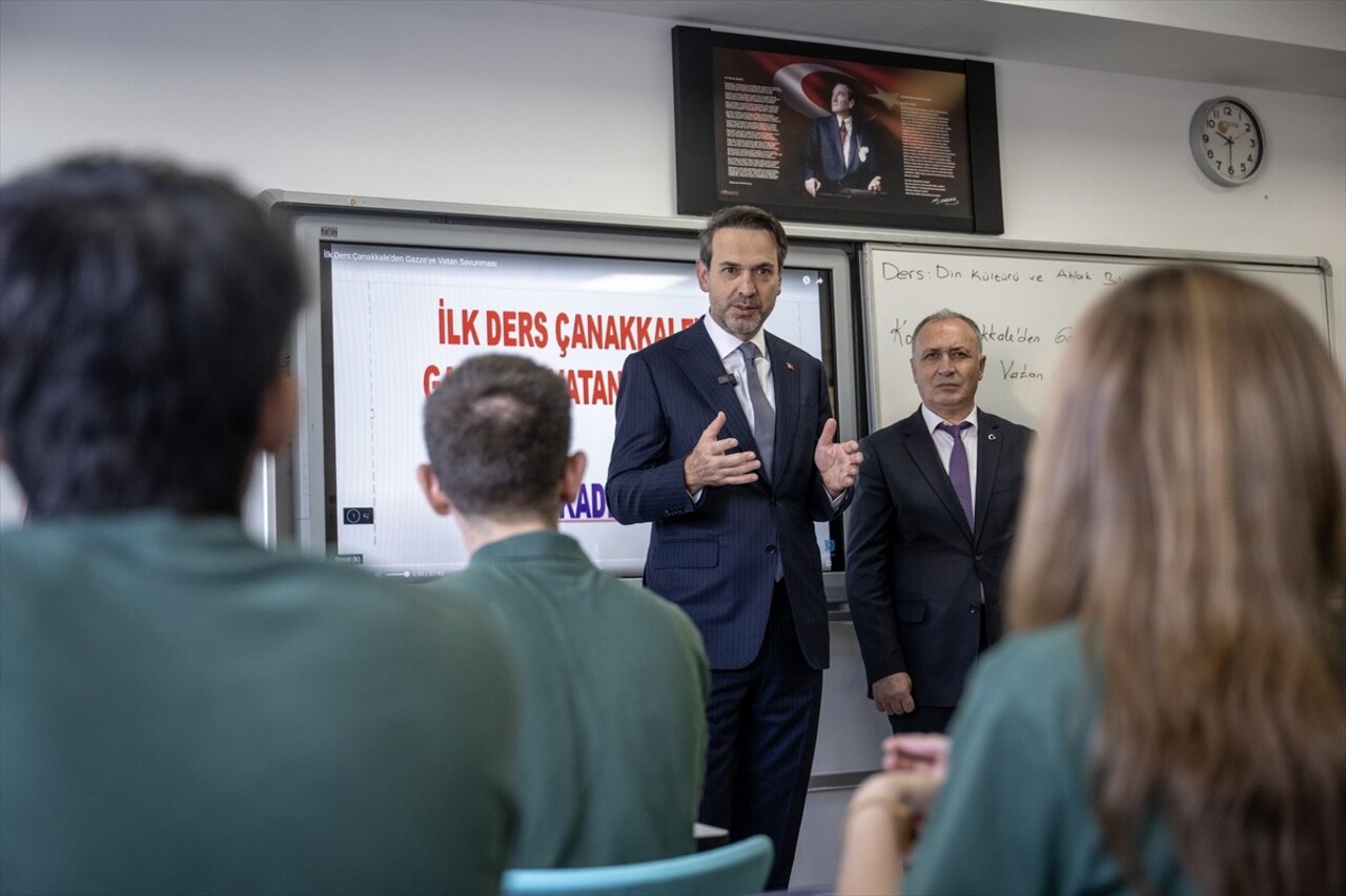 Enerji ve Tabii Kaynaklar Bakanı Alparslan Bayraktar (solda), Cezeri Yeşil Teknoloji Mesleki ve...