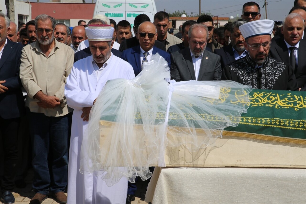 Diyarbakır'da cansız bedenine ulaşılan 8 yaşındaki Narin Güran, son yolculuğuna uğurlandı....