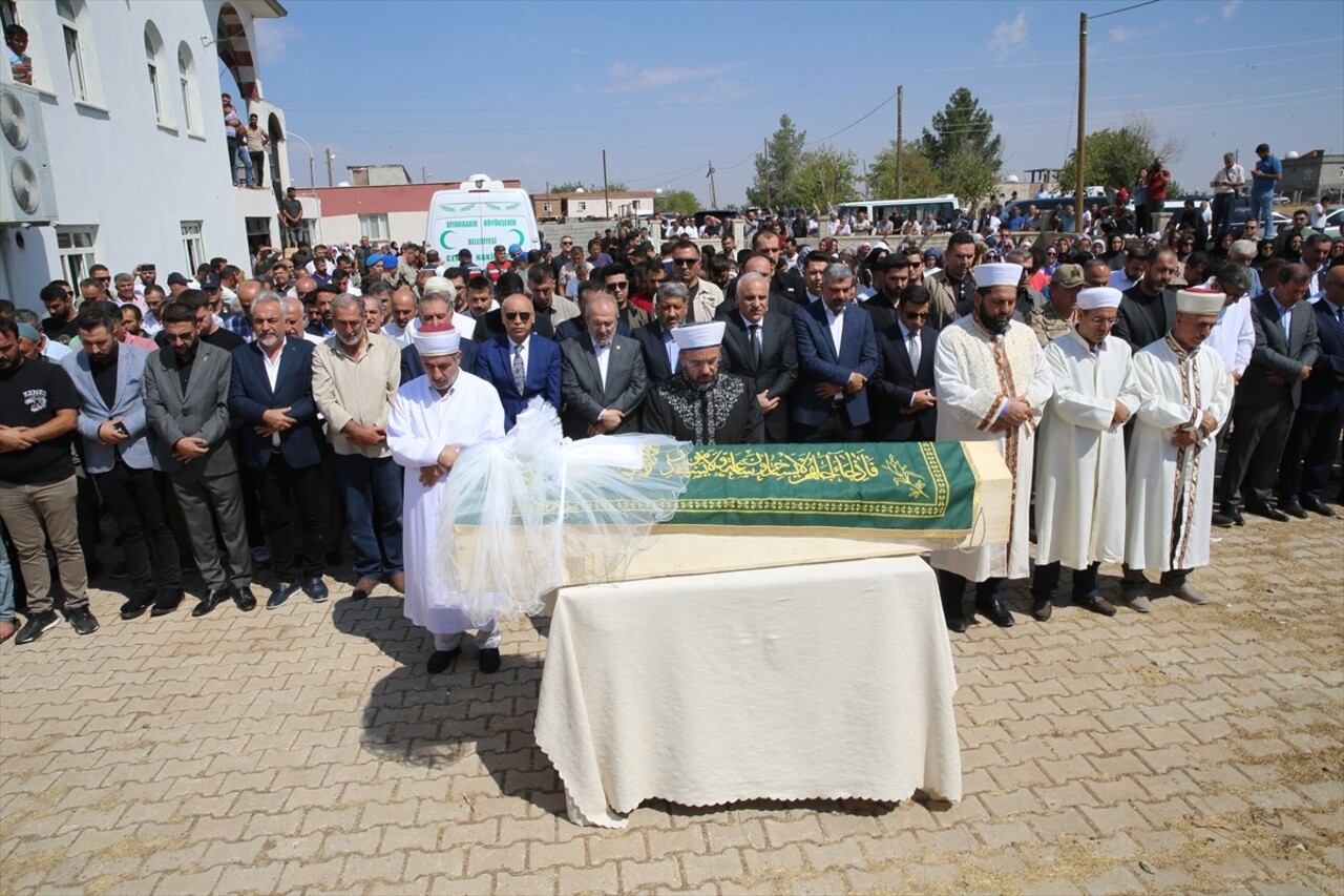 Diyarbakır'da cansız bedenine ulaşılan 8 yaşındaki Narin Güran, son yolculuğuna uğurlandı....