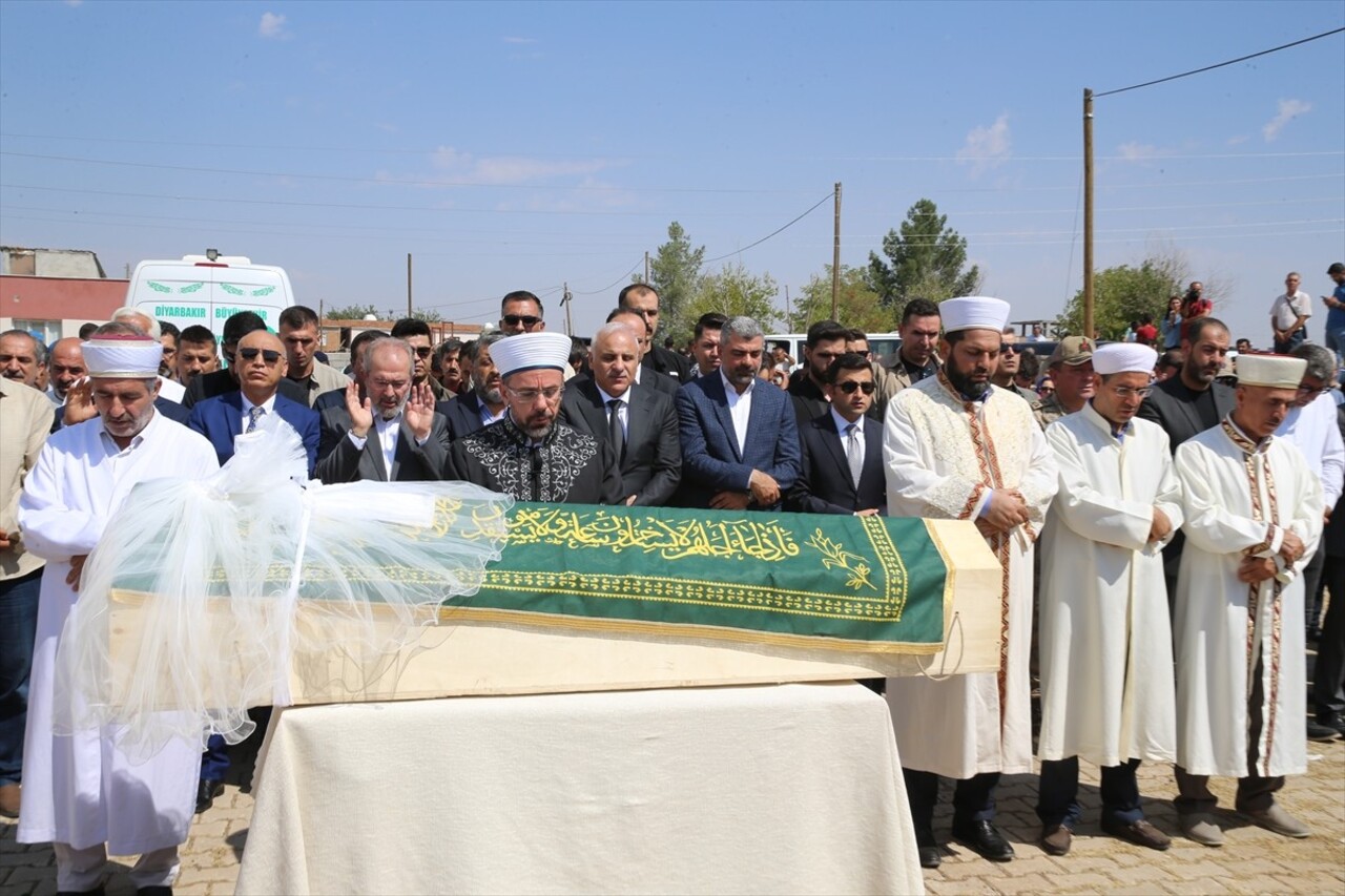 Diyarbakır'da cansız bedenine ulaşılan 8 yaşındaki Narin Güran, son yolculuğuna uğurlandı....