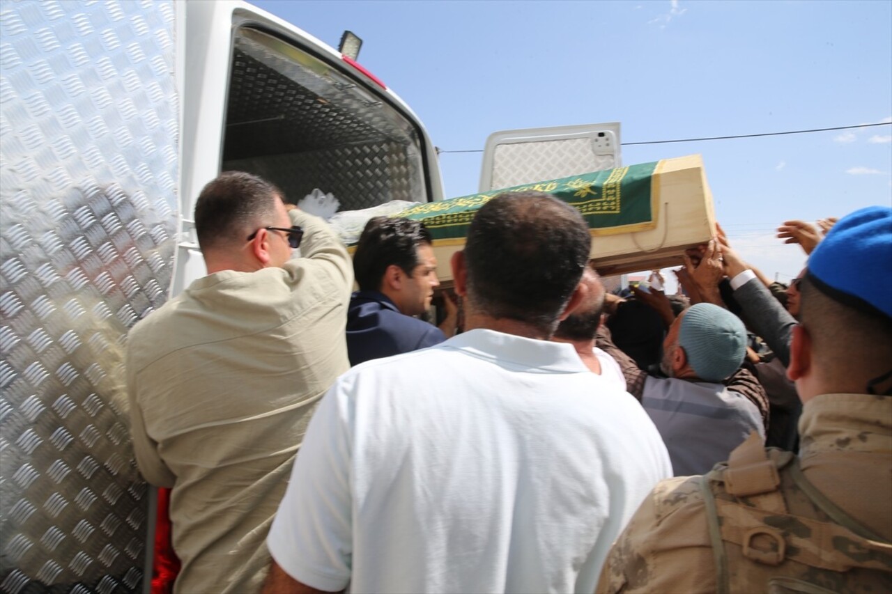 Diyarbakır'da cansız bedenine ulaşılan 8 yaşındaki Narin Güran, son yolculuğuna uğurlandı....