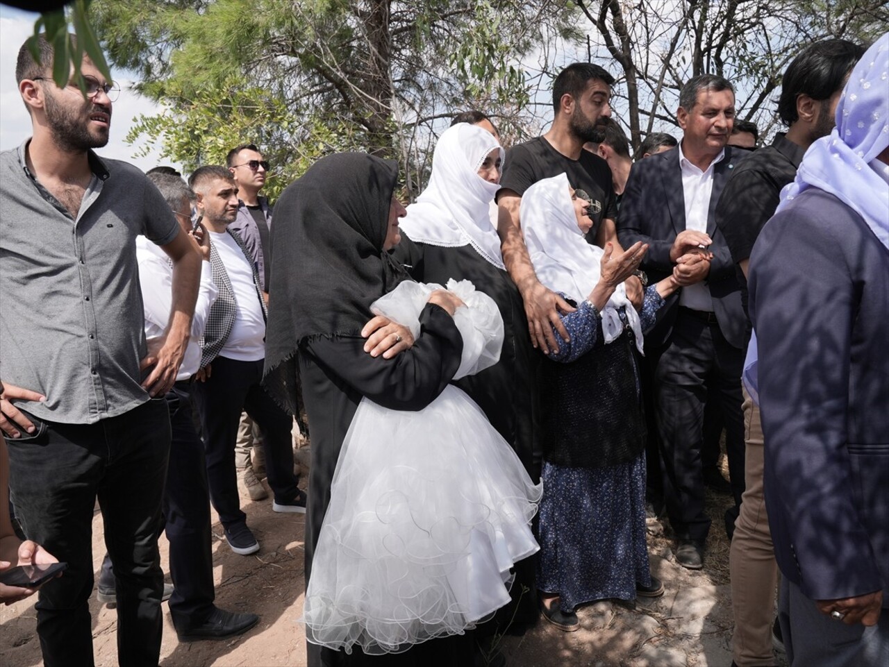 Diyarbakır'da ölü bulunan 8 yaşındaki Narin Güran'ın cenazesi Tavşantepe Mahallesi Mezarlığı'nda...