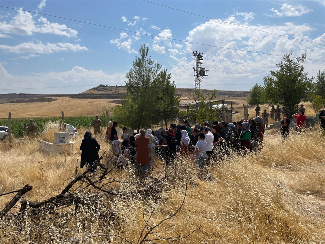 Diyarbakır'da ölü bulunan 8 yaşındaki Narin Güran'ın cenazesi Tavşantepe Mahallesi Mezarlığı'nda...