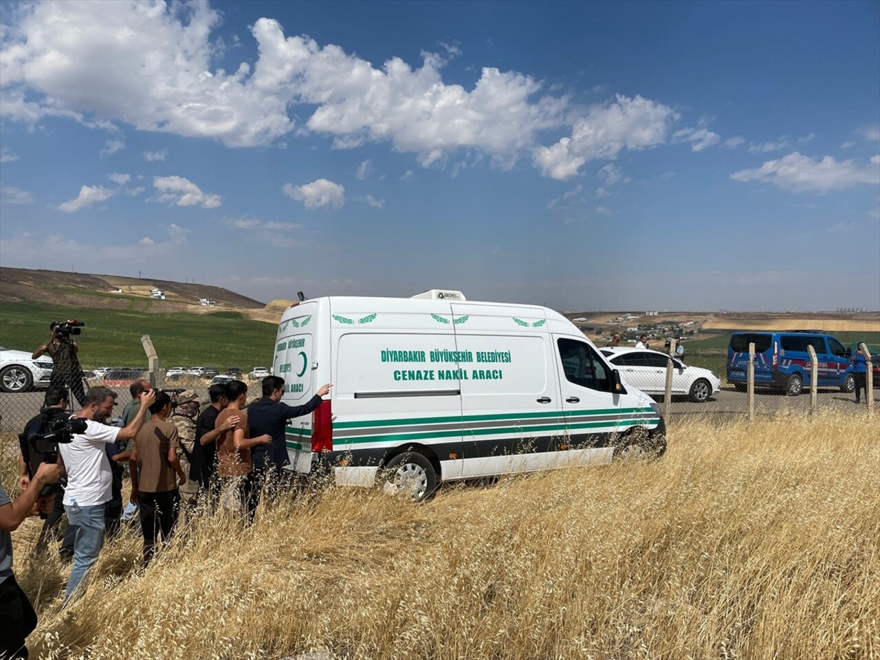 Diyarbakır'da ölü bulunan 8 yaşındaki Narin Güran'ın cenazesi Tavşantepe Mahallesi Mezarlığı'nda...