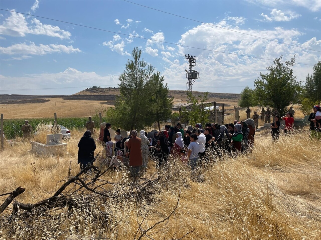 Diyarbakır'da ölü bulunan 8 yaşındaki Narin Güran'ın cenazesi Tavşantepe Mahallesi Mezarlığı'nda...