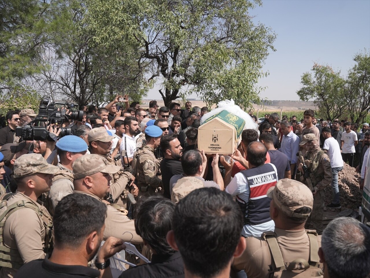 Diyarbakır'da ölü bulunan 8 yaşındaki Narin Güran'ın cenazesi Tavşantepe Mahallesi Mezarlığı'nda...