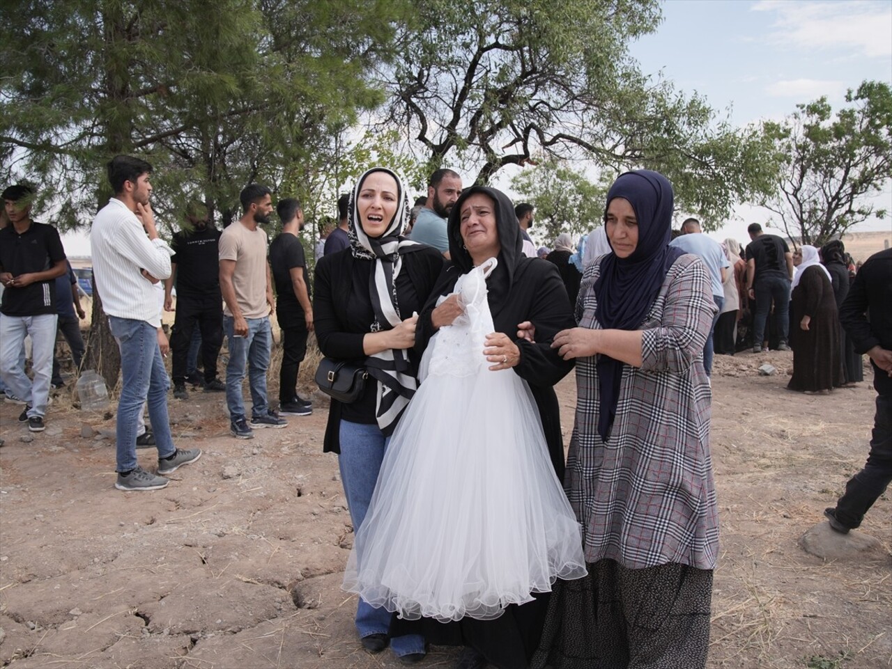 Diyarbakır'da ölü bulunan 8 yaşındaki Narin Güran'ın cenazesi Tavşantepe Mahallesi Mezarlığı'nda...