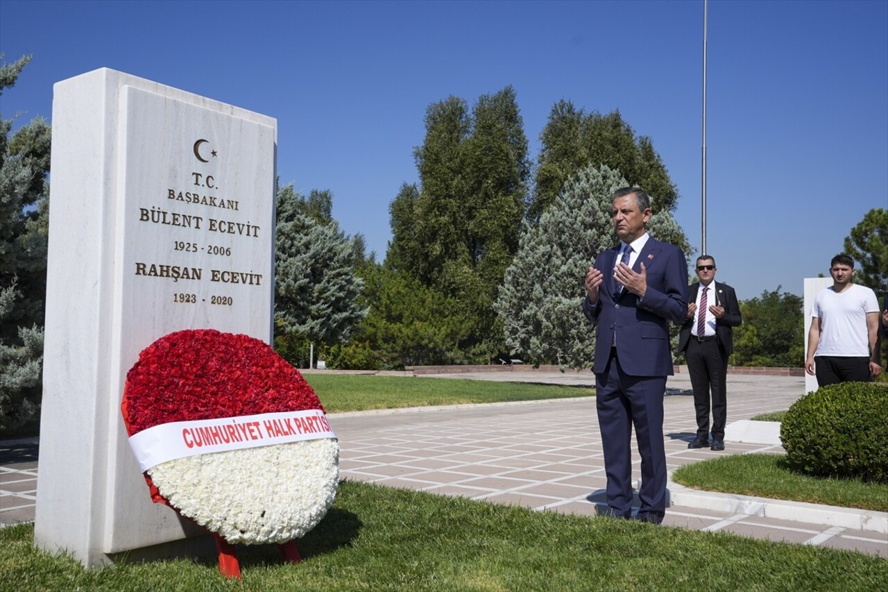 CHP Genel Başkanı Özgür Özel, partisinin 101. kuruluş yıl dönümü dolayısıyla eski CHP Genel...