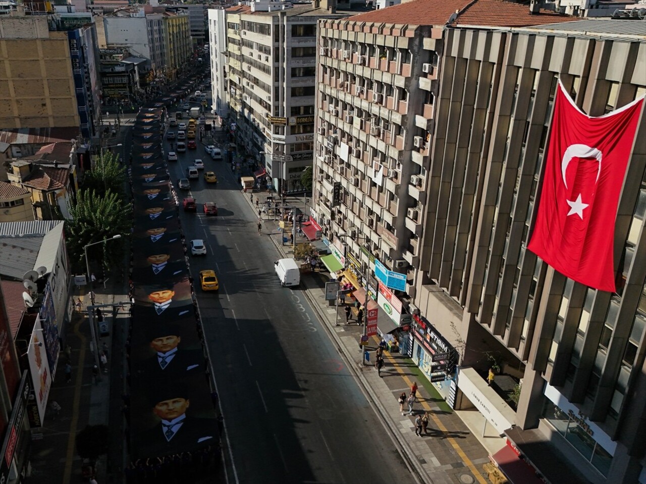 İzmir'in düşman işgalinden kurtuluşunun 102. yıl dönümü dolayısıyla kutlamalar yapıldı. Türk...