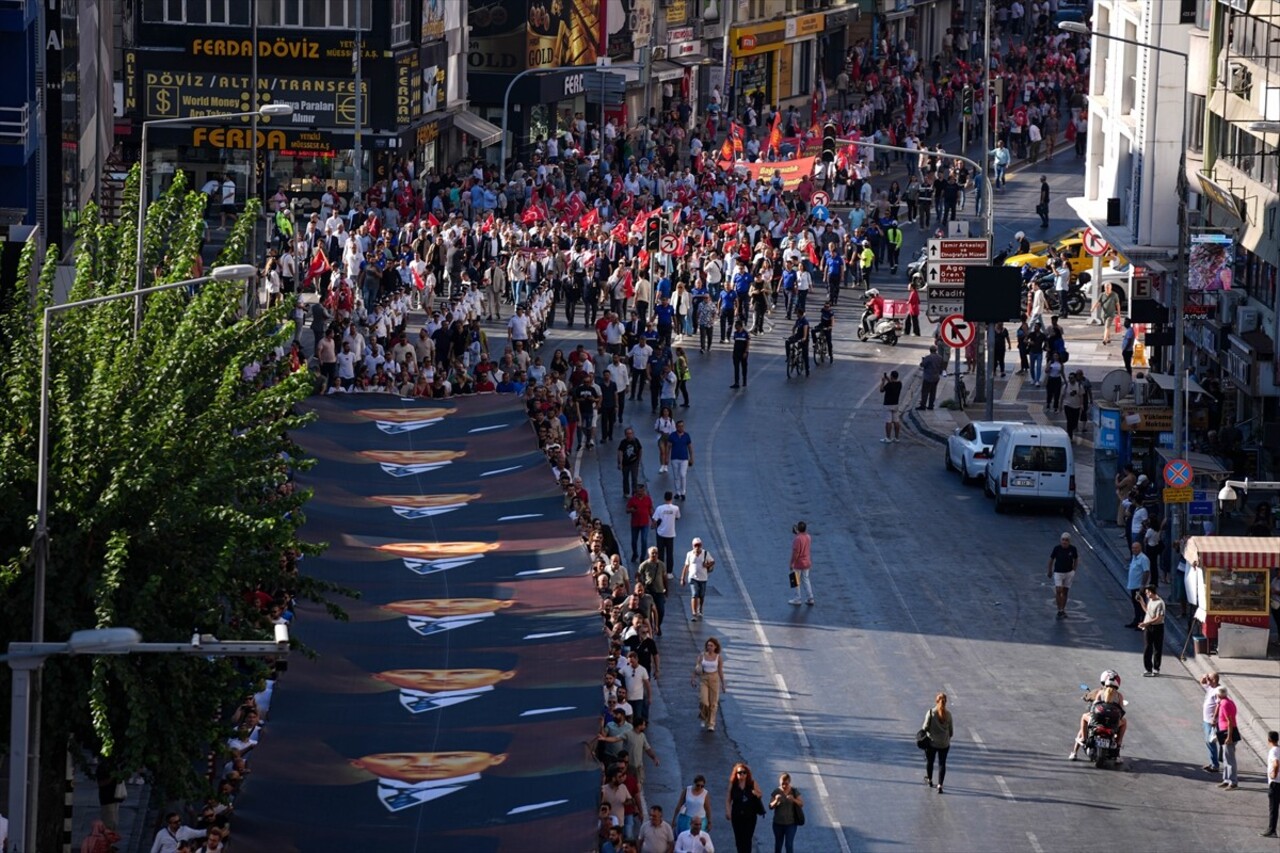 İzmir'in düşman işgalinden kurtuluşunun 102. yıl dönümü dolayısıyla kutlamalar yapıldı. Türk...