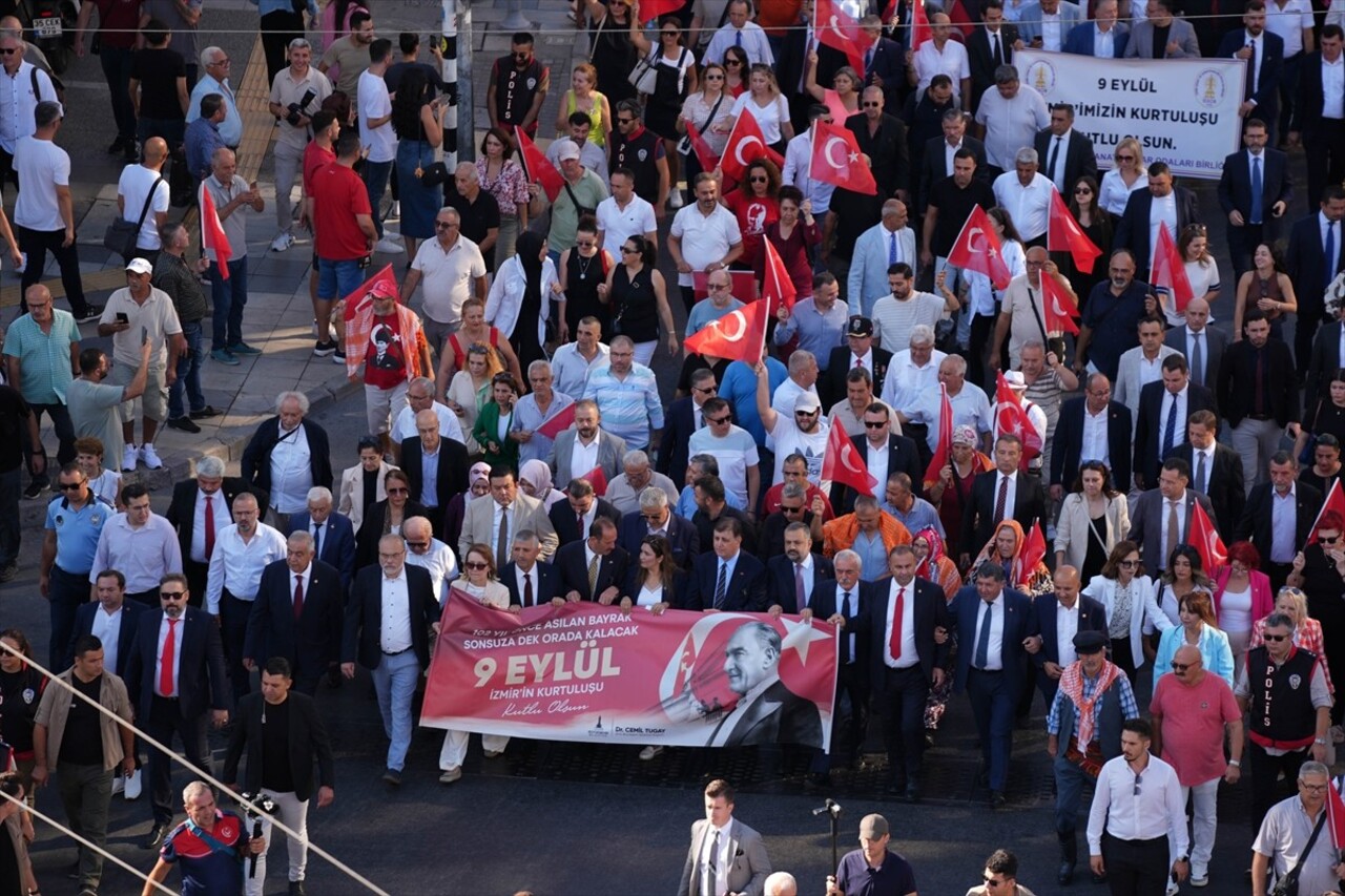 İzmir'in düşman işgalinden kurtuluşunun 102. yıl dönümü dolayısıyla kutlamalar yapıldı. Türk...