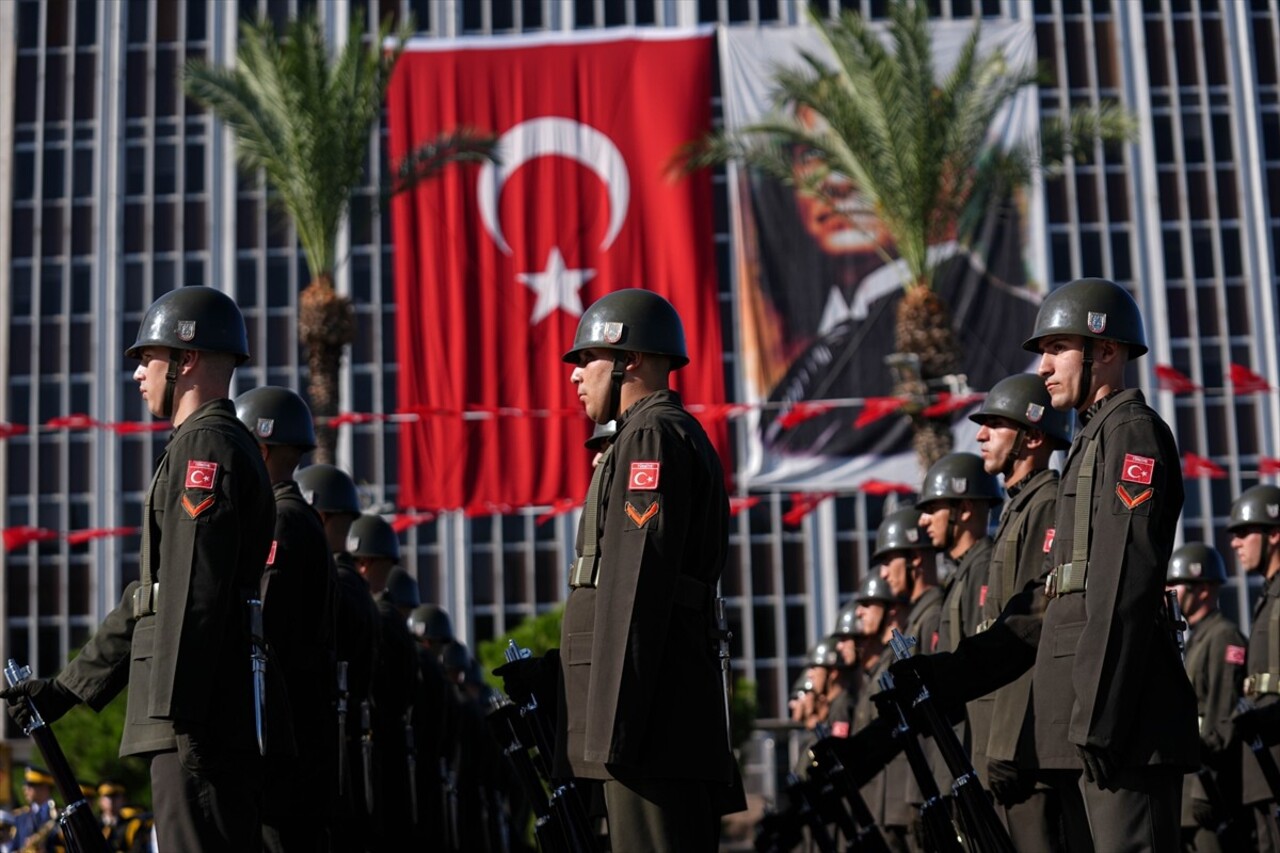 İzmir'in düşman işgalinden kurtuluşunun 102. yıl dönümü kutlamaları başladı. Cumhuriyet...