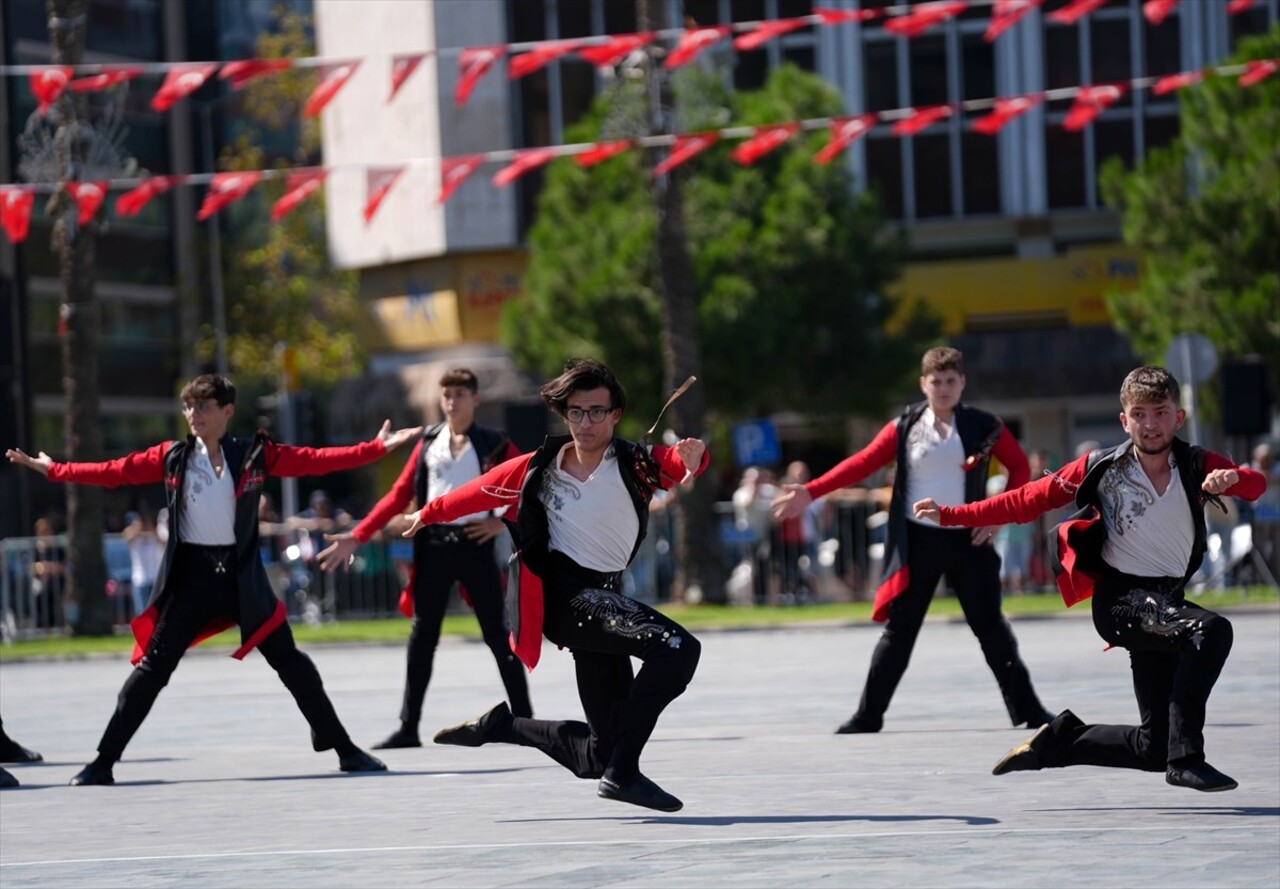 İzmir'in düşman işgalinden kurtuluşunun 102. yıl dönümü kutlamaları başladı. Cumhuriyet...