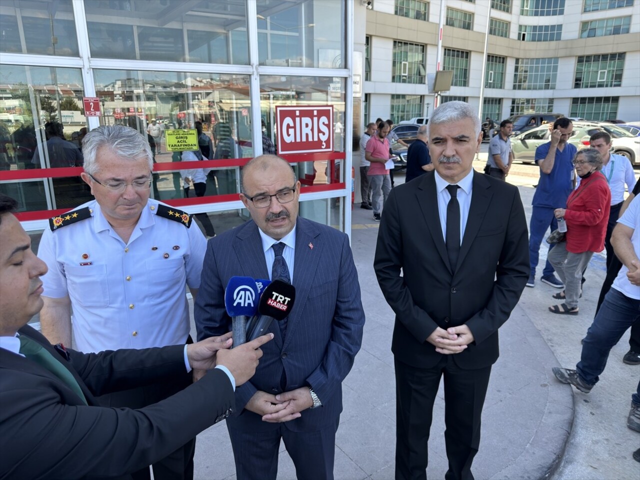 Balıkesir Valisi İsmail Ustaoğlu (sağ 2), Tunceli'nin Ovacık ilçesinde dün görev esnasında zırhlı...