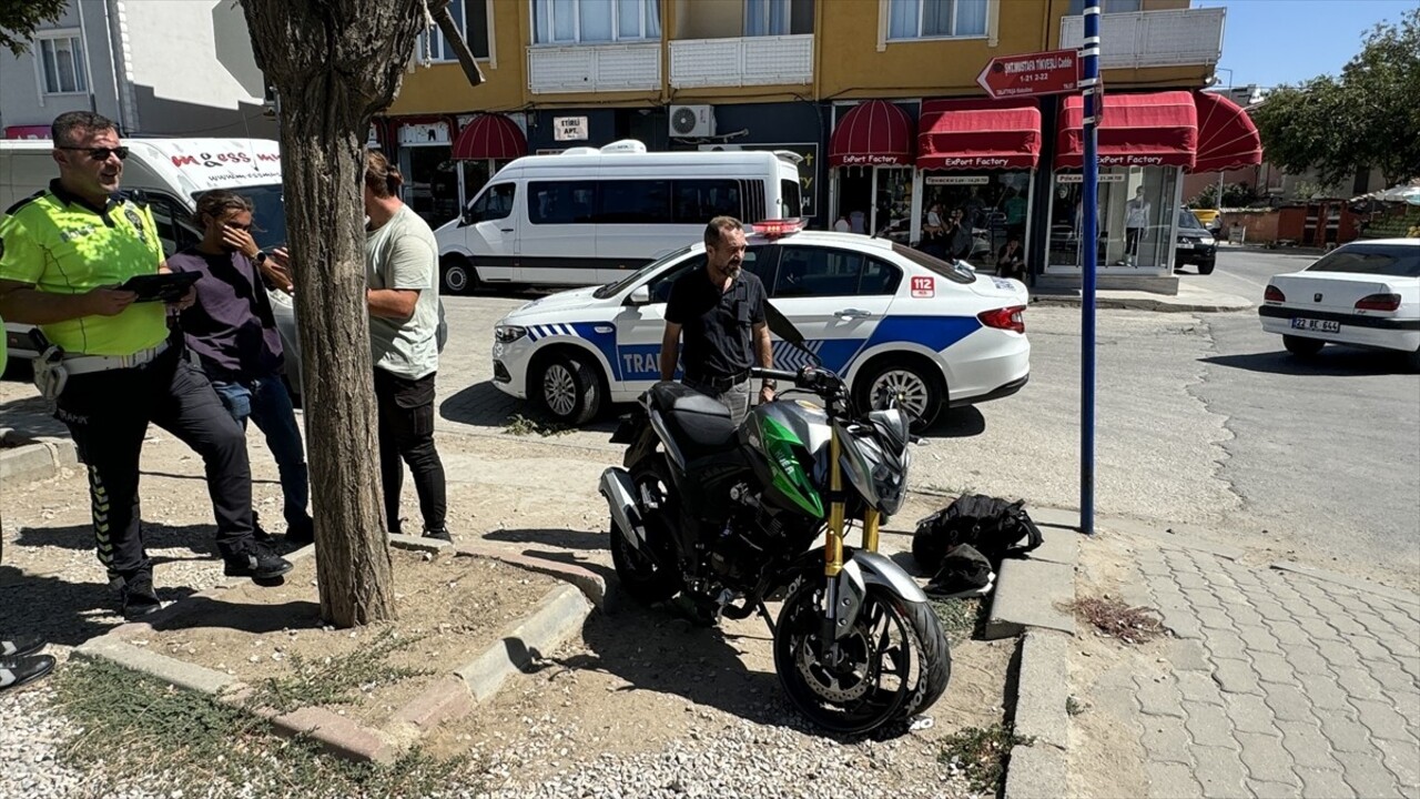 Edirne'de motosiklet ve hafif ticari aracın çarpışması sonucu 1 kişi yaralandı. Kaza yerine polis...