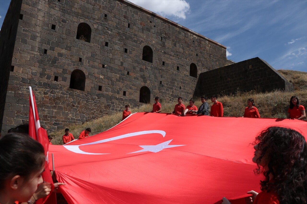 Erzurum'da öğrenciler, tarih boyunca Erzurum'un savunmasında çok büyük öneme sahip tabyalarda...