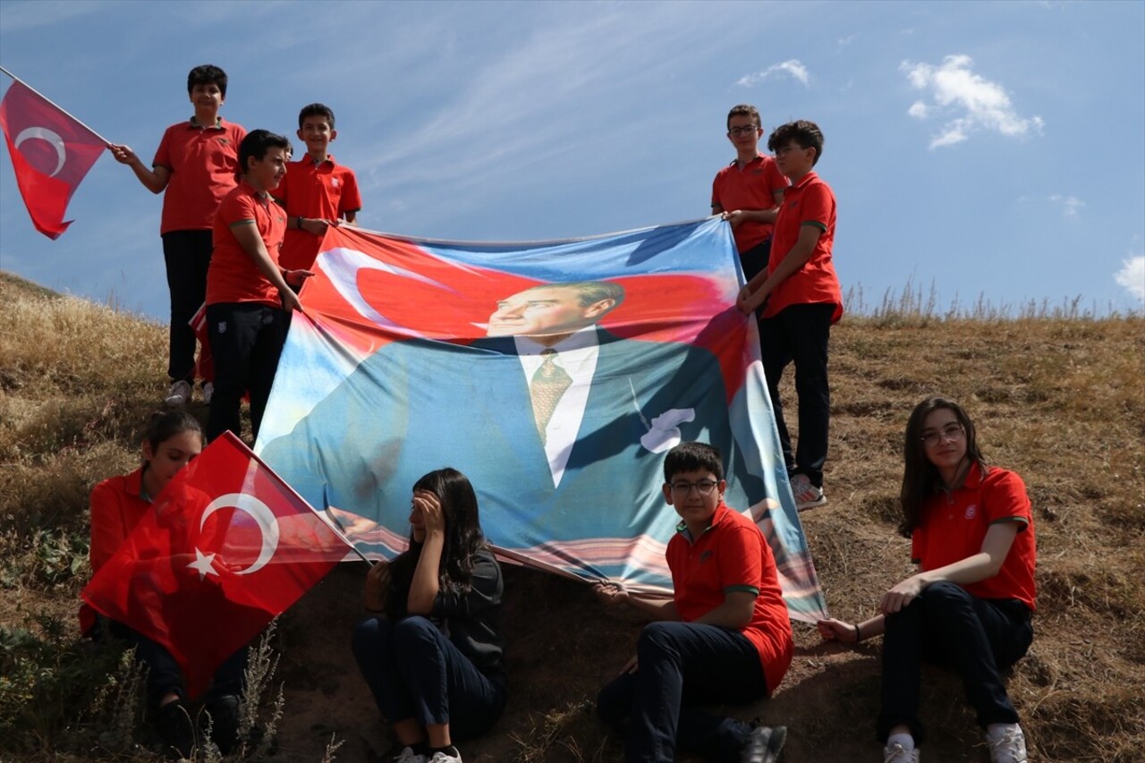 Erzurum'da öğrenciler, tarih boyunca Erzurum'un savunmasında çok büyük öneme sahip tabyalarda...