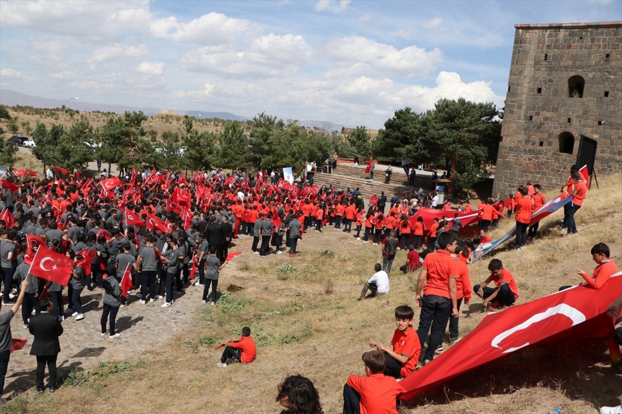 Erzurum'da öğrenciler, tarih boyunca Erzurum'un savunmasında çok büyük öneme sahip tabyalarda...