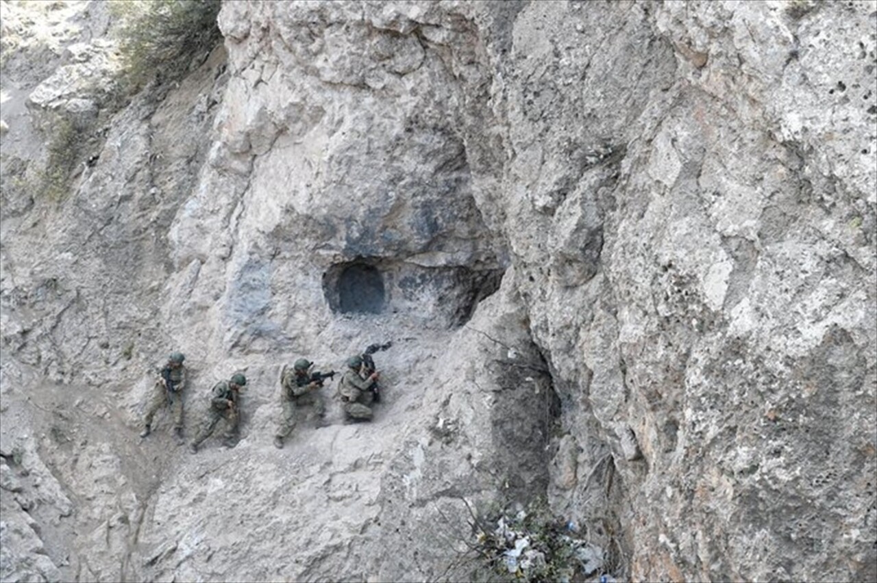 Milli Savunma Bakanlığı (MSB), Irak'ın kuzeyindeki Pençe Kilit Harekatı bölgesinden fotoğraf...