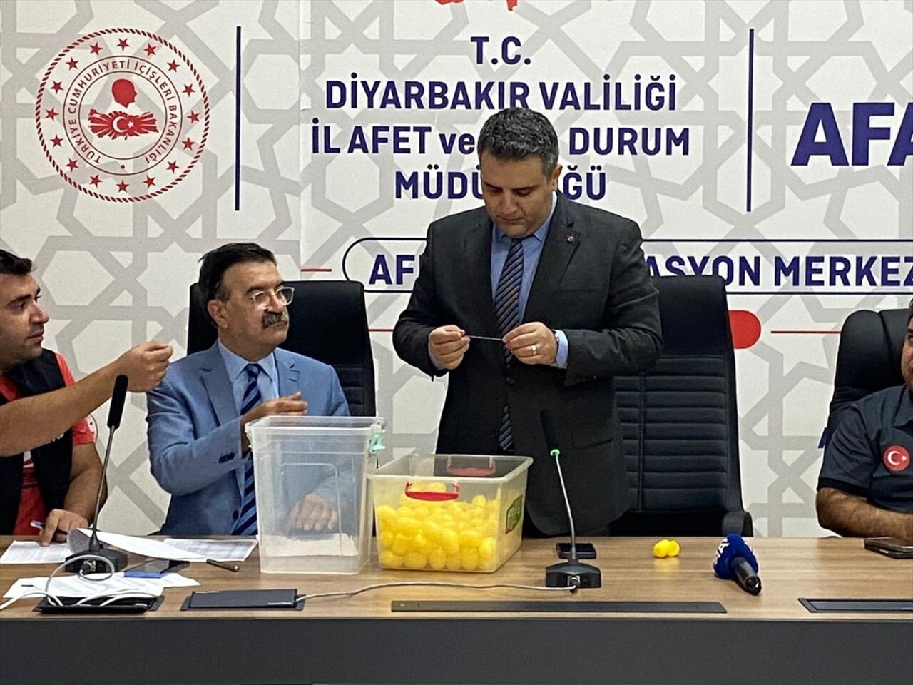 Diyarbakır'da Toplu Konut İdaresi Başkanlığı (TOKİ) tarafından yapılan 145 konutun anahtarları hak...