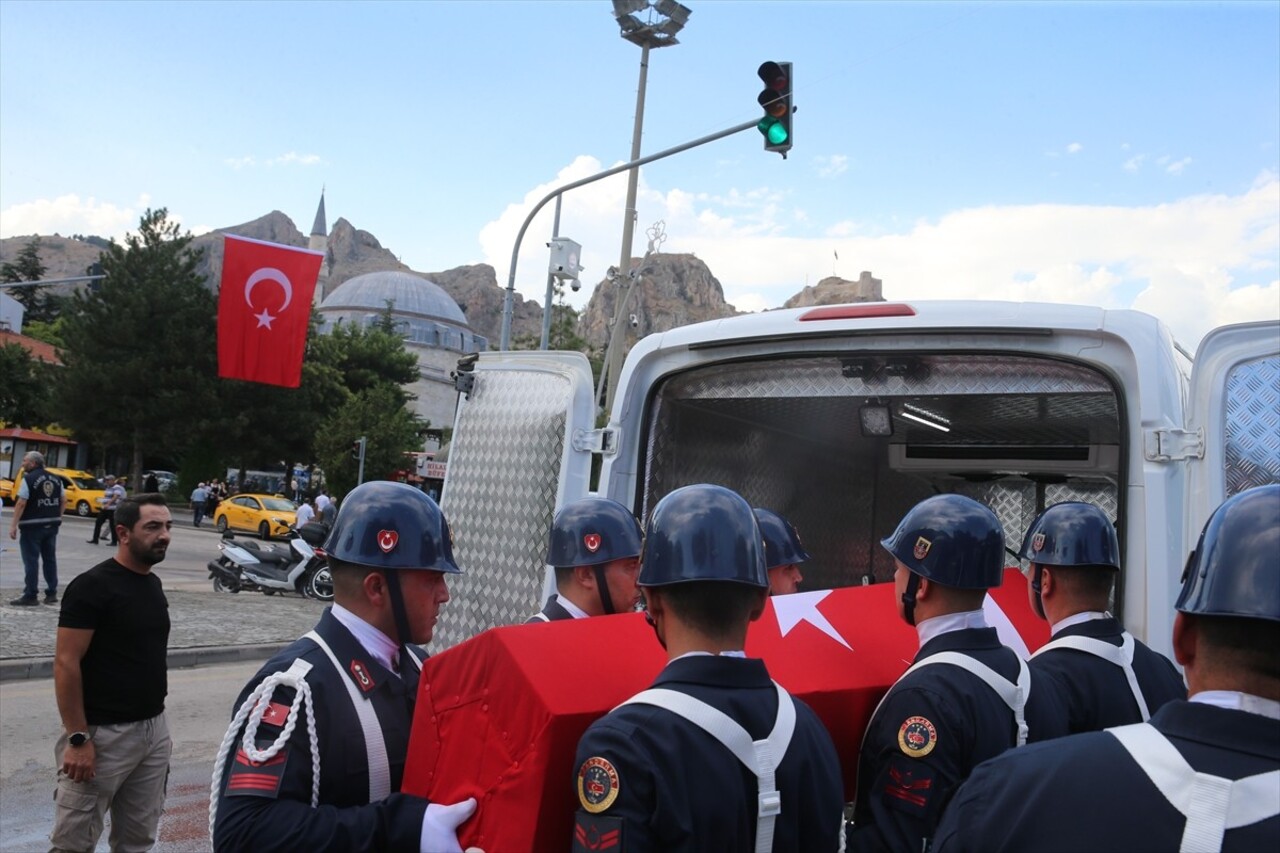  Tunceli'nin Ovacık ilçesinde görev esnasında zırhlı aracın devrilmesi sonucu şehit olan Jandarma...