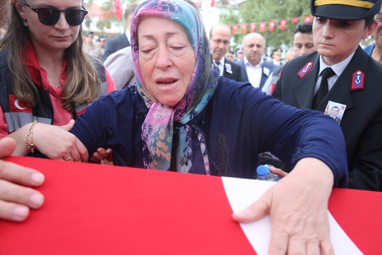  Tunceli'nin Ovacık ilçesinde görev esnasında zırhlı aracın devrilmesi sonucu şehit olan Jandarma...