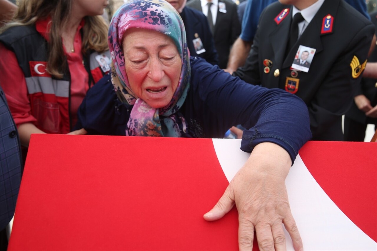  Tunceli'nin Ovacık ilçesinde görev esnasında zırhlı aracın devrilmesi sonucu şehit olan Jandarma...