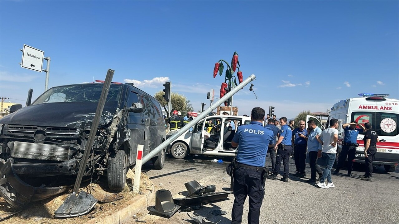 Gaziantep'in İslahiye ilçesinde minibüs ile hafif ticari aracın çarpıştığı kazada 2'si ağır 4 kişi...