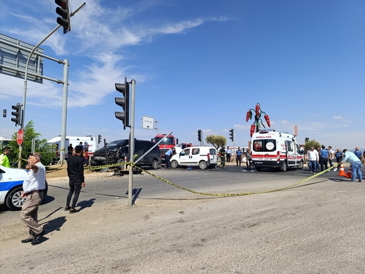 Gaziantep'in İslahiye ilçesinde minibüs ile hafif ticari aracın çarpıştığı kazada 2'si ağır 4 kişi...