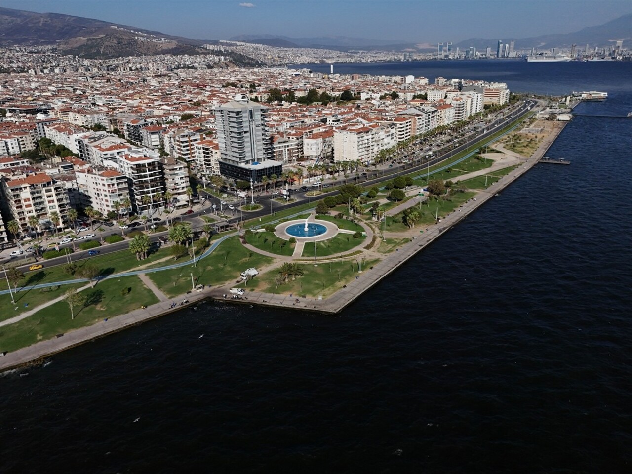 İzmir Körfezi'nde kirliliğin etkisiyle çok sayıda ölü balığın kıyıya vurduğu görüldü. Deniz suyu...