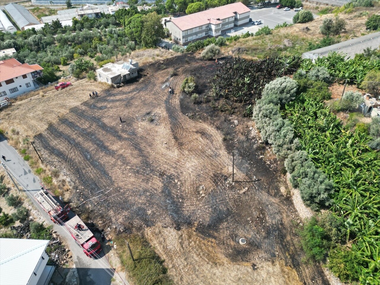 Antalya'nın Gazipaşa ilçesinde otluk alanda çıkarak muz bahçelerine sıçrayan yangın, ekiplerin...