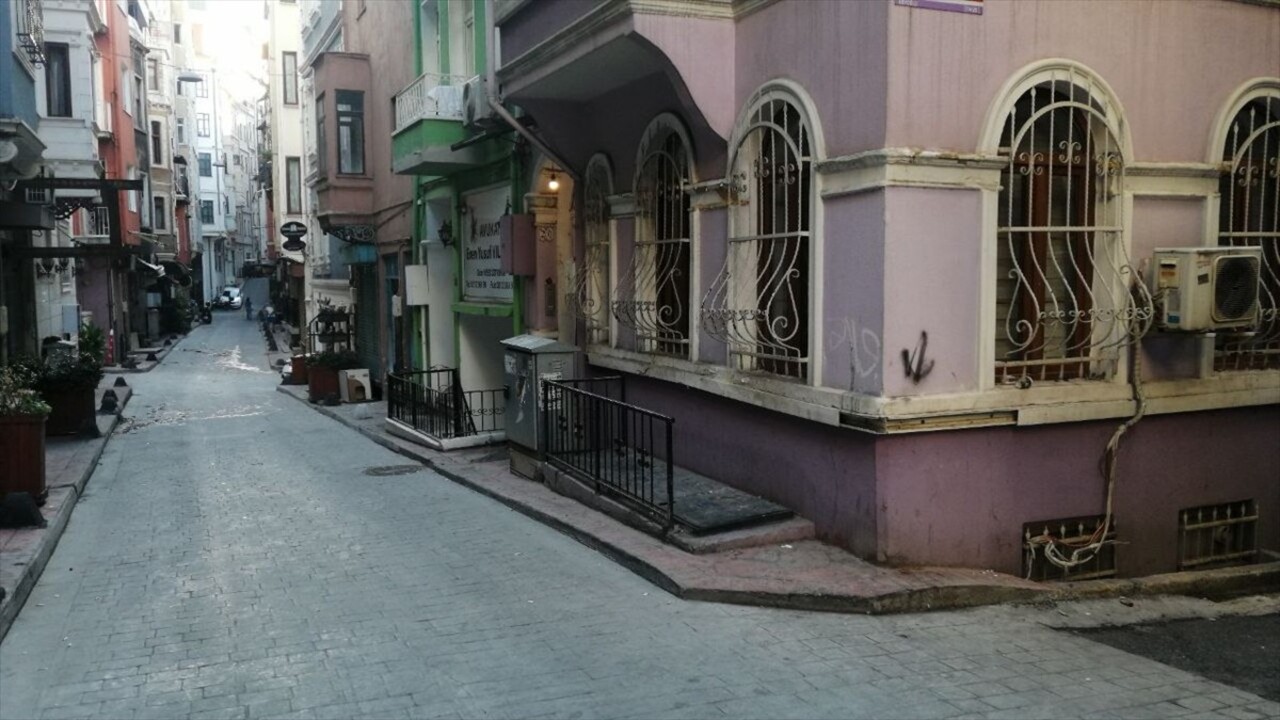 Beyoğlu'nda, otel odasında tartıştığı sevgilisini darbedip ölümüne neden olduğu iddia edilen...