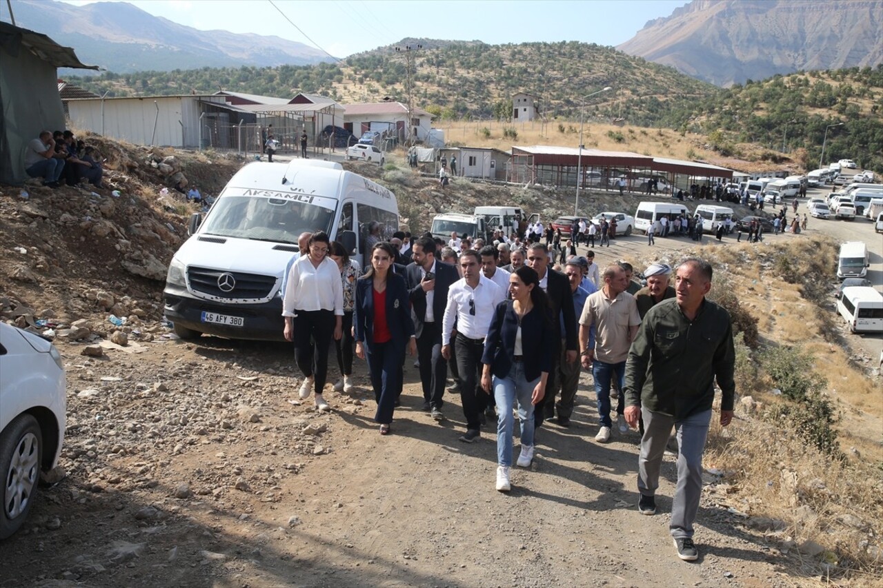 DEM Parti Eş Genel Başkanı Tülay Hatimoğulları, Hakkari'deki Derecik Gümrük Kapısı'nda...