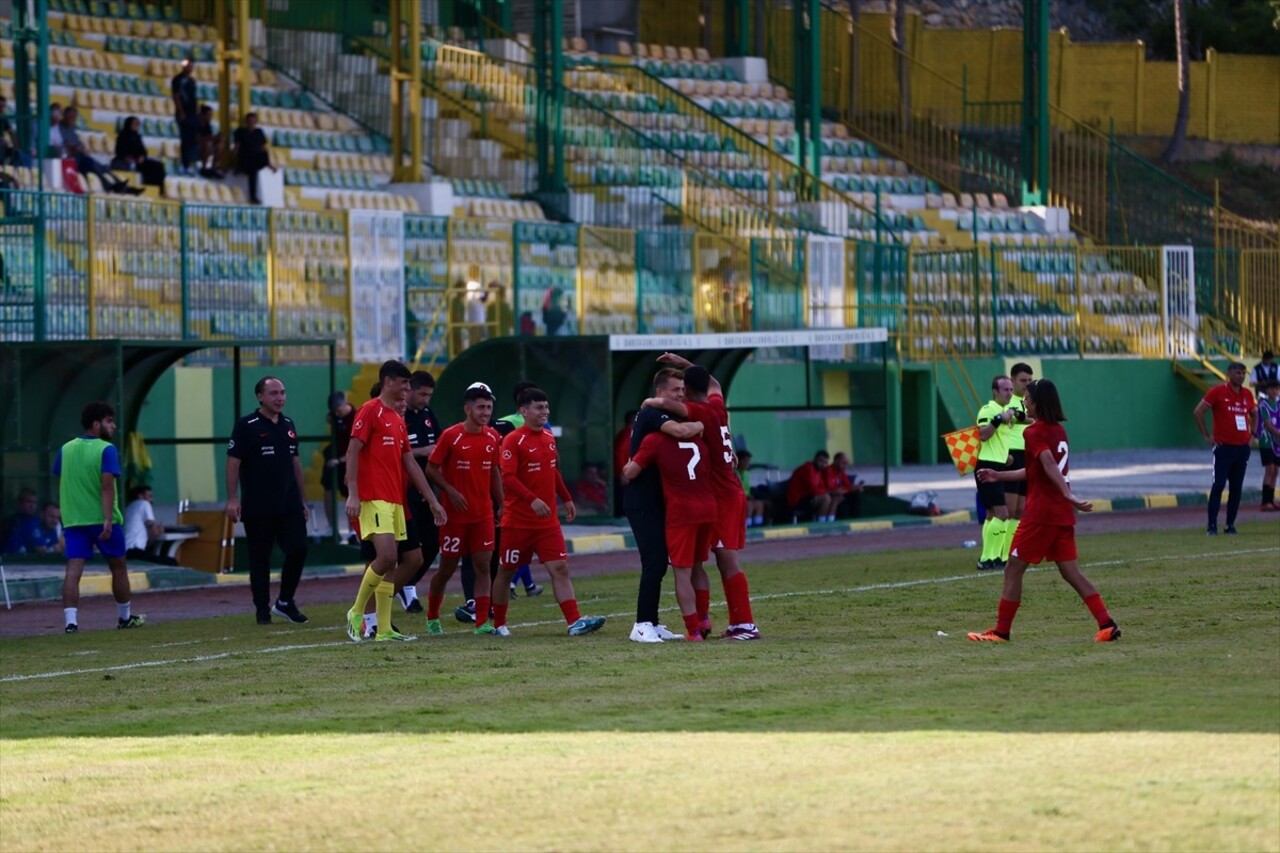 Türkiye 17 Yaş Altı Futbol Takımı, Kocaeli'nin Darıca ilçesinde oynanan hazırlık maçında...