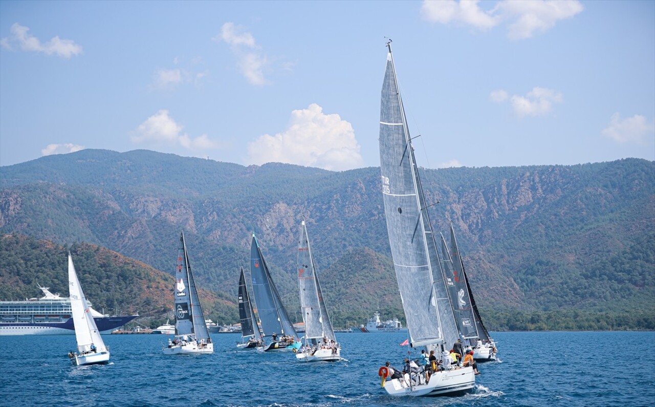 Muğla'nın Marmaris ilçesinde bu yıl ilk kez düzenlenen Kırlangıç Kupası Yat Yarışları'nın ilk...