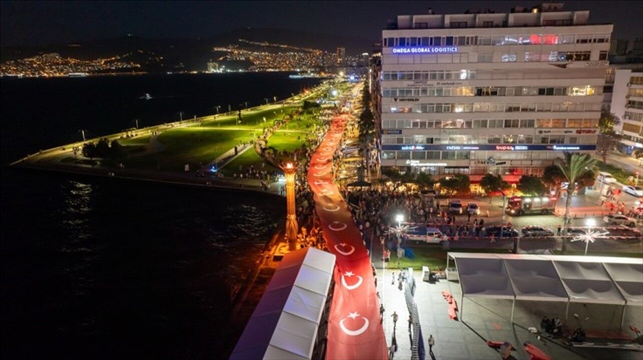 İzmir'in düşman işgalinden kurtuluşunun 102. yıl dönümü bir dizi etkinlikle kutlandı. Etkinlikler...