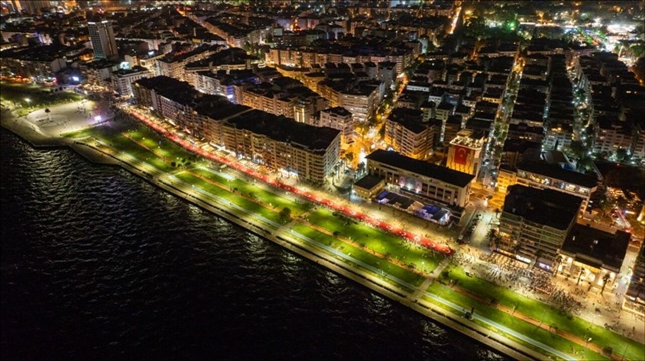 İzmir'in düşman işgalinden kurtuluşunun 102. yıl dönümü bir dizi etkinlikle kutlandı. Etkinlikler...