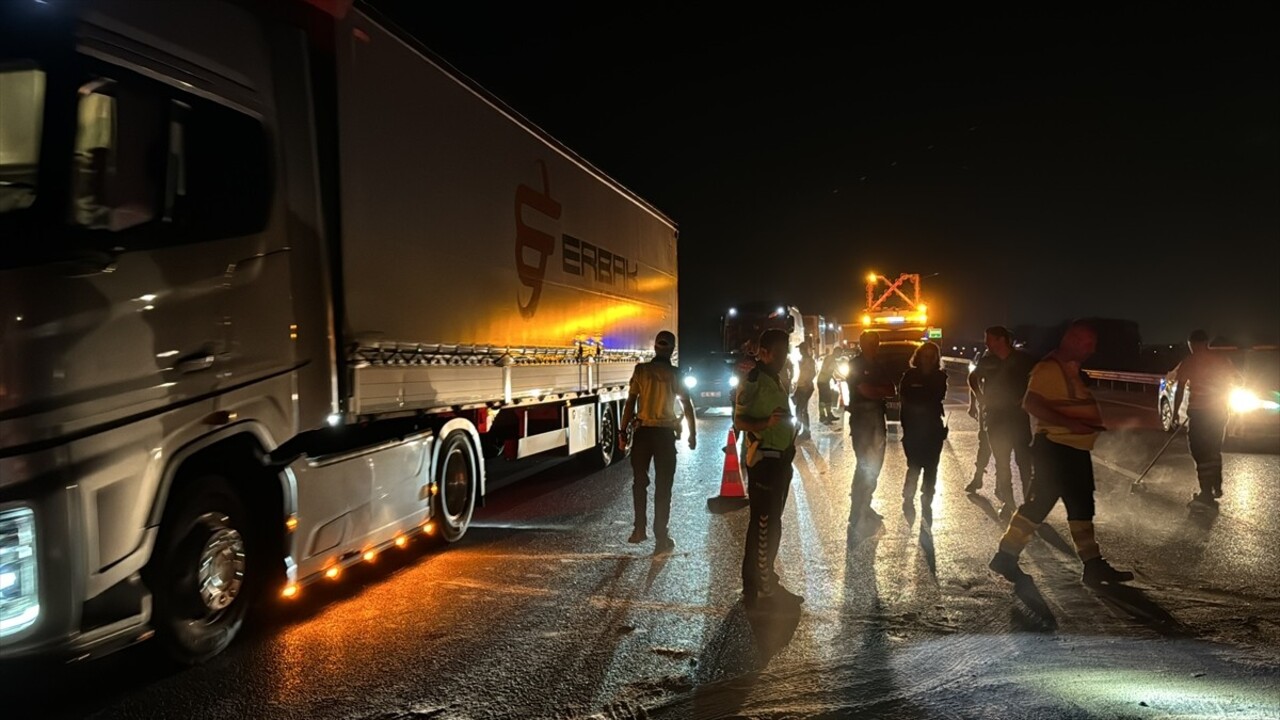 Bursa-İzmir Otoyolunda sürücüsünün kontrolünden çıkıp bariyerlere çarptıktan sonra devrilen hafif...