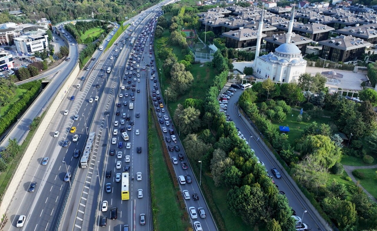 İstanbul'da, haftanın ikinci iş gününde okulların da açılmasının etkisiyle bazı bölgelerde trafik...