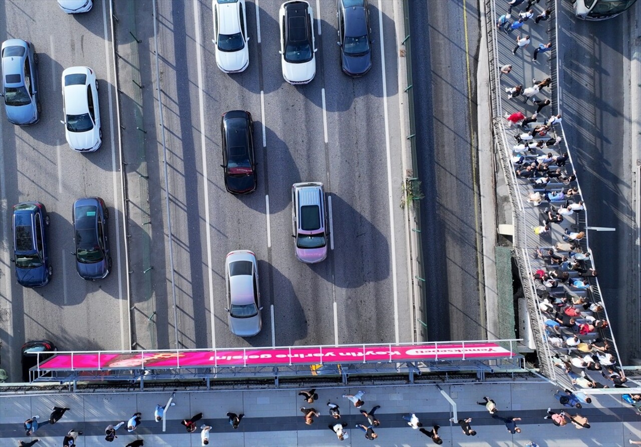 İstanbul'da, haftanın ikinci iş gününde okulların da açılmasının etkisiyle bazı bölgelerde trafik...